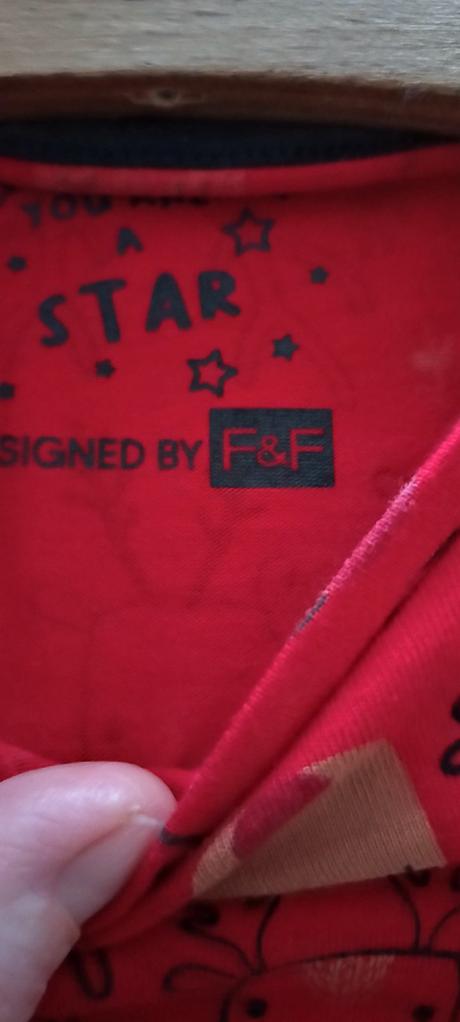 Vánoční červené šaty, 98