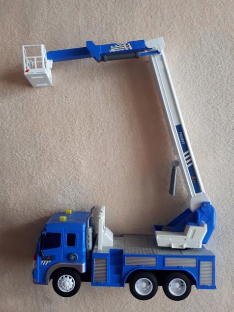 Auto s plošinou - vůz technických služeb,