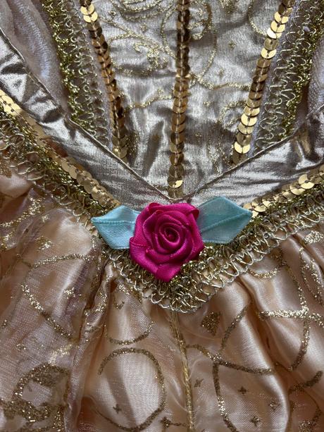 St1/kostým delux kras. bell- v.5/6 let zn. disney,