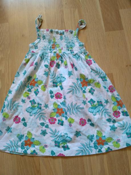 Bílé šaty s kvítky, mini mode,86