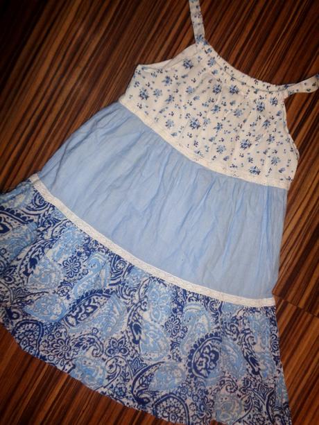 Krásné bílomodré volánové šaty, nutmeg,110