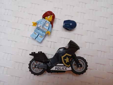Lego policistka s motorkou,