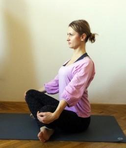 Hormonální jóga - pozice sedící kočky