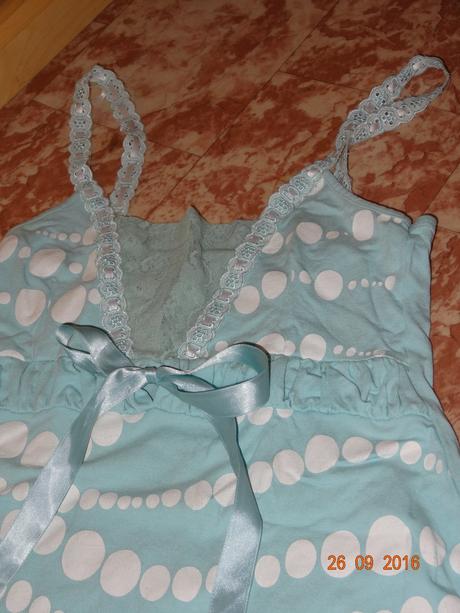 Modré puntíkaté tílko, 146