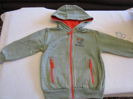 Oteplená zelená mikina s kapucí, zapínání na zip, 104