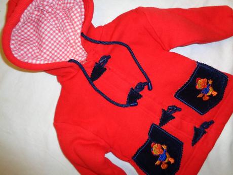 Krásný červený přechodový kabát, 80