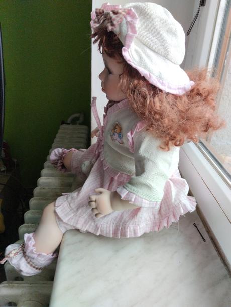 Sedící porcelánová holčička,