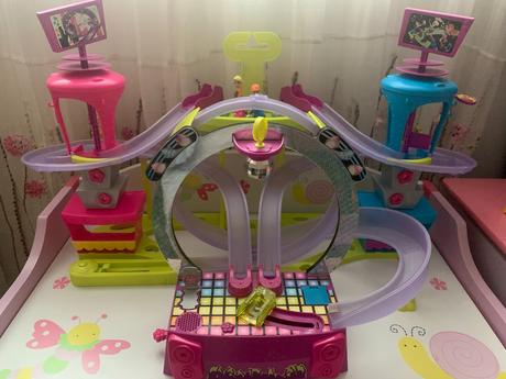 Korčuliarska dráha polly pocket s 2 bábikami, 