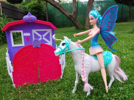 Kůň a koňská stáj a panenka, 