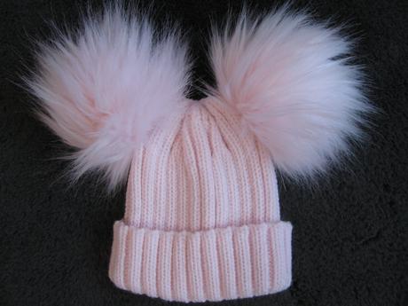 Krásná pružná růžová čepice s bambulemi, 92