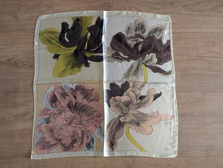 Krásný jemný šátek 58 x 58 cm,