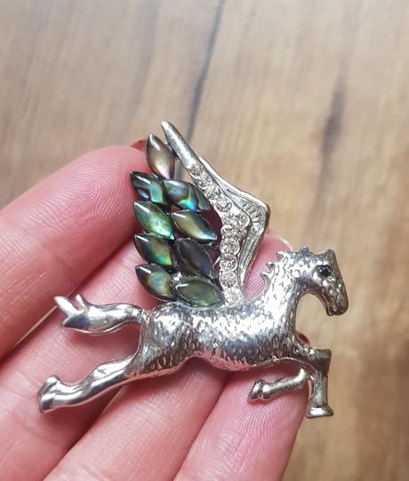 Brož 'okřídlený kůň', 