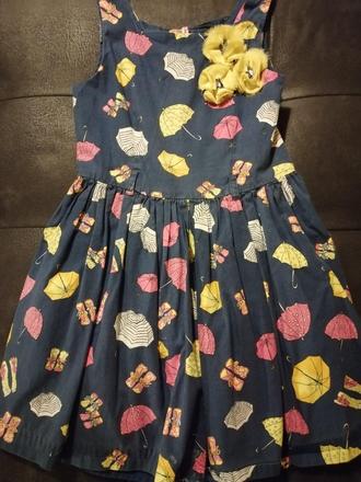 Deštníčkové šaty, 122
