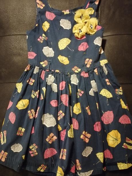 Deštníčkové šaty, 122