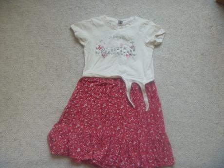 Béžovočervené šaty s krátkým rukávem vel. 134, takko,134