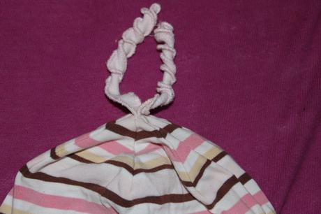 Dívčí čepice proužky, motýlek, obv. 43 - 47 cm, 92