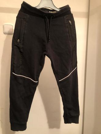 Černé zdobené tepláky s kapsami a tkanicí, 116