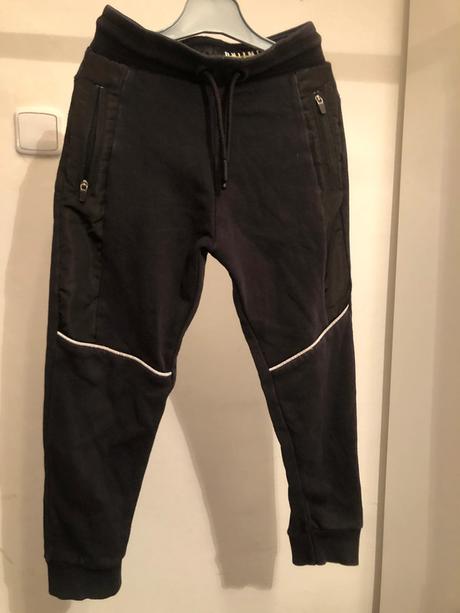 Černé zdobené tepláky s kapsami a tkanicí, 116