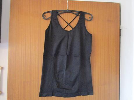 Téměř nový černý funkční elast. top na ramínka, crivit,l