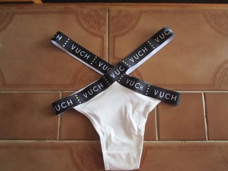 Zajímavé bílé elast. kalhotky s černým lemováním, xs