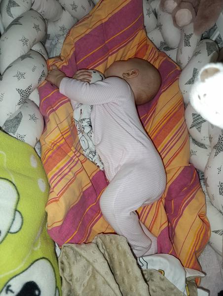 Je spánek dítěte se zakloněnou hlavou normální?