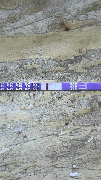 Slabá čárka na těhotenském testu. Jak si to vysvětlit?