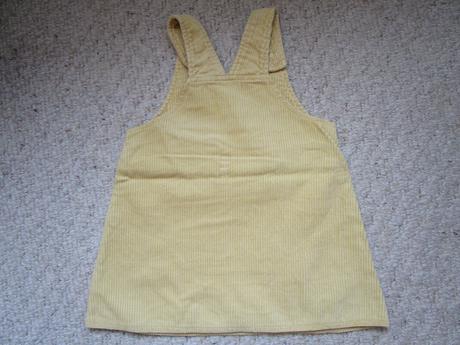 Pěkná žlutá manžestrová šatovka - sukně s laclem, 80