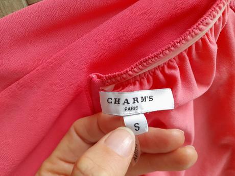 Neonově růžové šaty, s