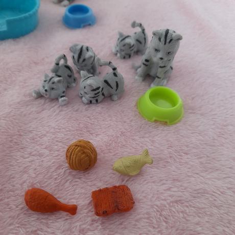 Tři sady zvířátek tvrdý plast kočky a psi,