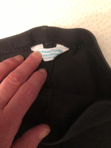 Černé kratší legínky, 104