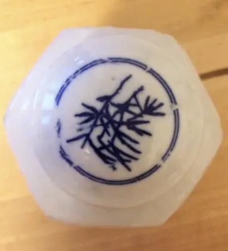Čínská porcelánová doza, 