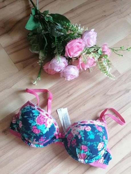 Květinová podprsenka, 70a