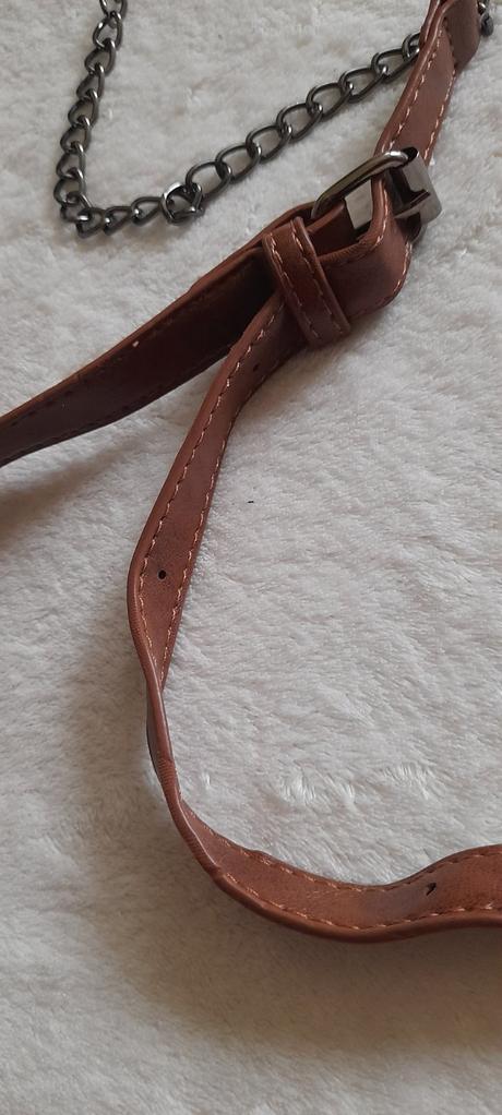 Malá hnědá kabelka crossbody, 