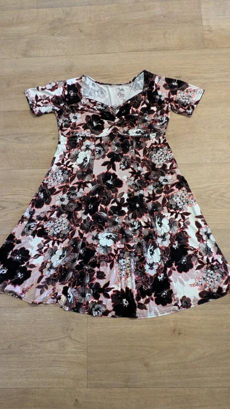 Pěkné trikové šaty vel. 40/42, 40