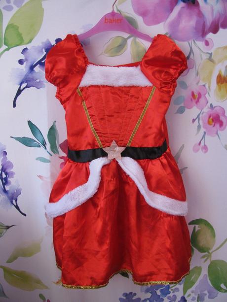 Vánoční saténové šaty, 104