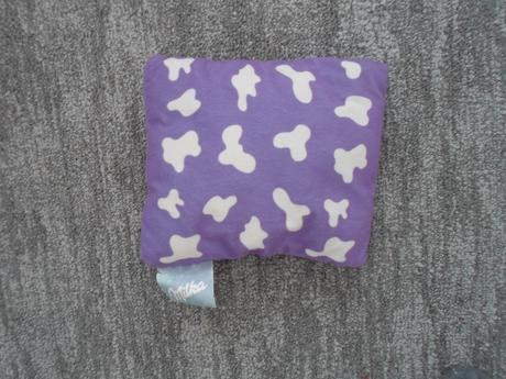 Fialový plyšový polštář milka,