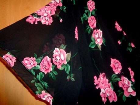 Nádherné černé šaty s růžemi, 4xl