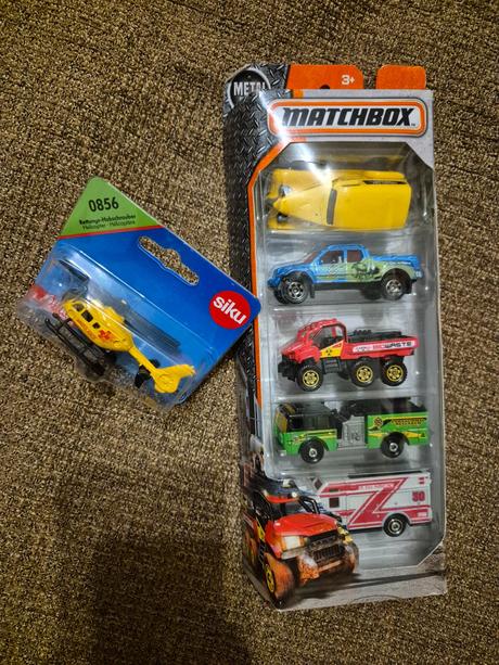 Matchbox auticka + siku vrtulník, 