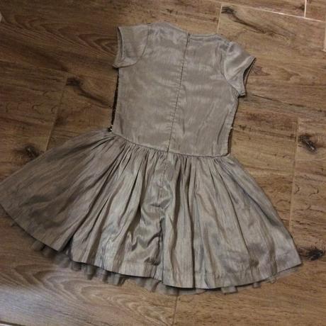 Slavnostní šaty zdobené drobnými zlatými flitříky, matalan,134