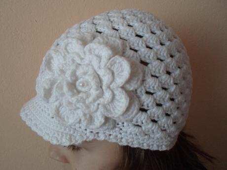 Bílá háčkovaná čepice bekovka, 116