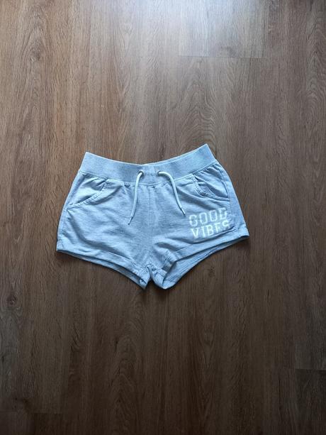 Šedé kraťasy, 158