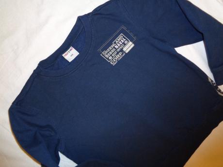 Krásná tmavěmodrá mikina s aplikaci vpředu i vzadu, 140