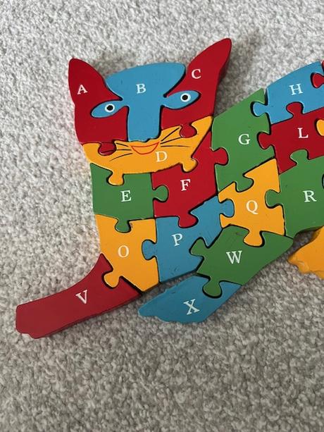 Dřevěné puzzle kočička s písmeny a číslicemi, 