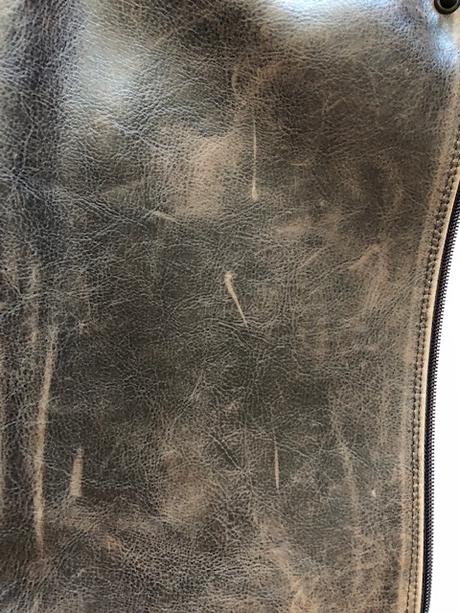 Kabelka sita s kousku ruznych barev,