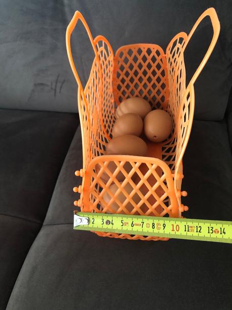 Oranžový plast košík k vodě bazénu na velikonoce, 