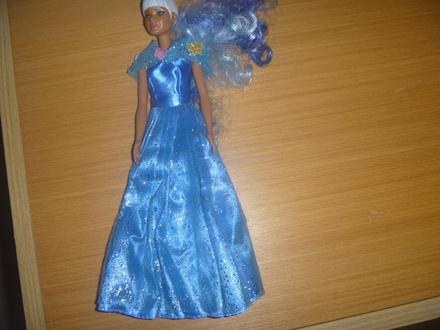 Barbie v modrých dlouhých šatech,
