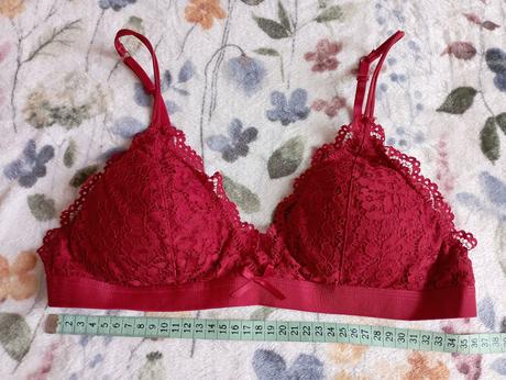 Rudá krajková braletka na zapínání, gate,m