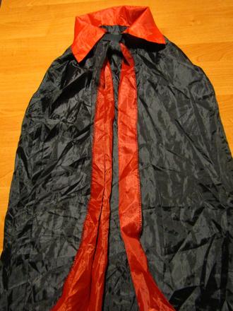 Karnevalový  kostým - černý plášt vel 140, 