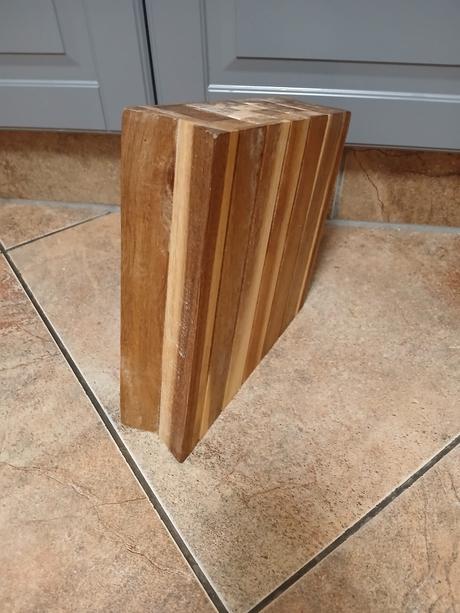 Dřevěný stojan na nože, 