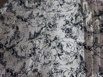 Taftové hedvábí šedohnědý černé růže 115 x 332, 